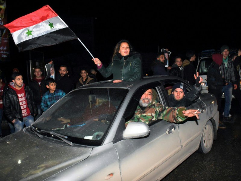 Des Syriens célèbrent à Alep la reprise de la ville par l'armée régulière le 22 décembre 2016 - George OURFALIAN [AFP]