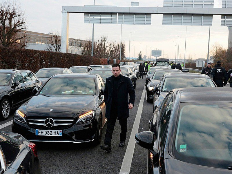 L'accès autoroutier à l'aéroport Charles de Gaulle bloqué le 16 décembre 2016 à Roissy par des chauffeurs VTC - GEOFFROY VAN DER HASSELT [AFP]