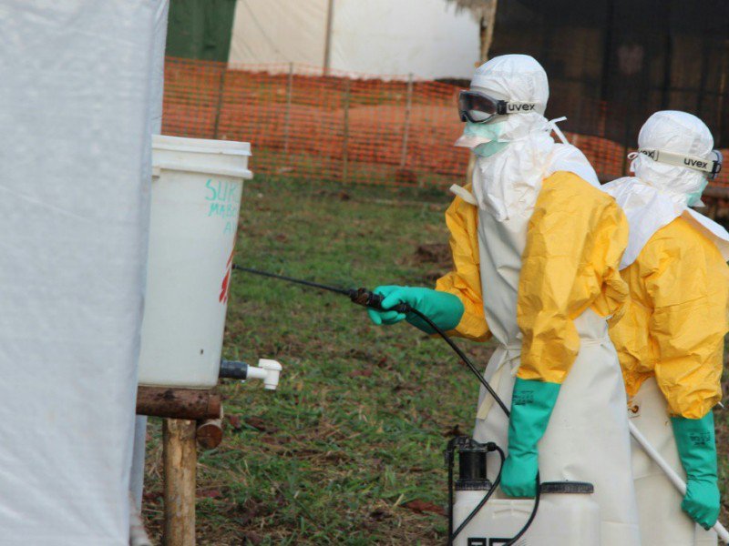 Opération de désinfection au centre de traitement d'Ebola  le 5 octobre 2014 à Lokolia en RDC - KATHY KATAYI [AFP/Archives]