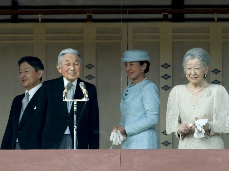 L'empereur japonais Akihito et l'impératrice Michiko (d), accompagnés du prince Naruhito et de la princesse Masako, lors d'une apparition publique au balcon du palais impérial, le 23 décembre 2016 à Tokyo - TOSHIFUMI KITAMURA [AFP]