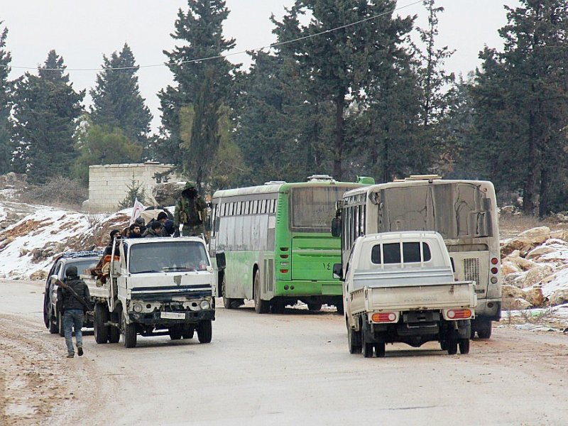 Des véhicules transportant des civils évacués de Foua et Kafraya, à leur arrivée le 22 décembre 2016 à Rashidin - Omar haj kadour [AFP]