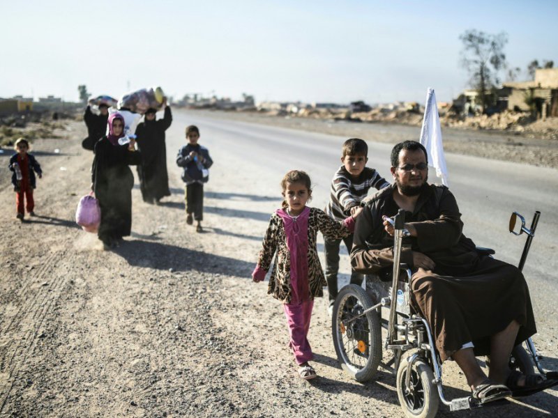 Des familles fuient les combats entre les forces irakiennes et les jihadites de l'EI à Mossoul, le 4 novembre 2016 en Irak - BULENT KILIC [AFP/Archives]