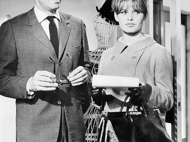 Le réalisateur Roger Vadim et la comédienne Brigitte Bardot, lors d'un tournage en 1960 aux studios de Boulogne, dans l'ouest parisien - STF [UPI/AFP/Archives]