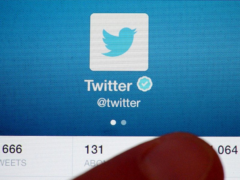 Un compte twitter sur un smartphone - DAMIEN MEYER [AFP]
