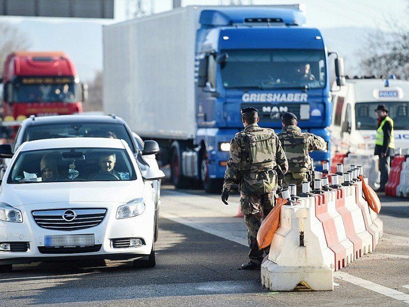 Des militaires français à la frontière franco-allemande le 22 décembre 2016 à Ottmarsheim dans l'est de la France - SEBASTIEN BOZON [AFP]