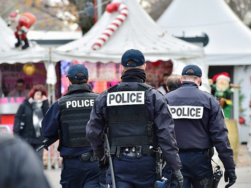 Des policiers sur le marché de Noël des Champs Elysées le 20 décembre 2016 à Paris - CHRISTOPHE ARCHAMBAULT [AFP/Archives]