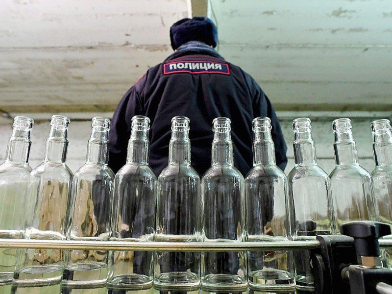 Un raid de police dans une distillerie illégale de vodka à Koutchkin près de Moscou, le 25 novembre 2016 - Kirill KUDRYAVTSEV [AFP]