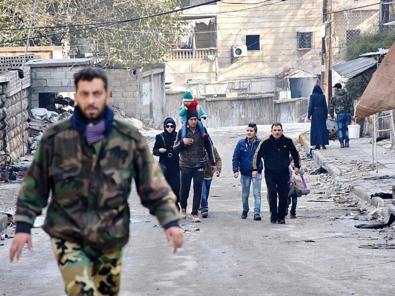 Des Syriens de retour à Alep, le 23 décembre 2016 - George OURFALIAN [AFP]