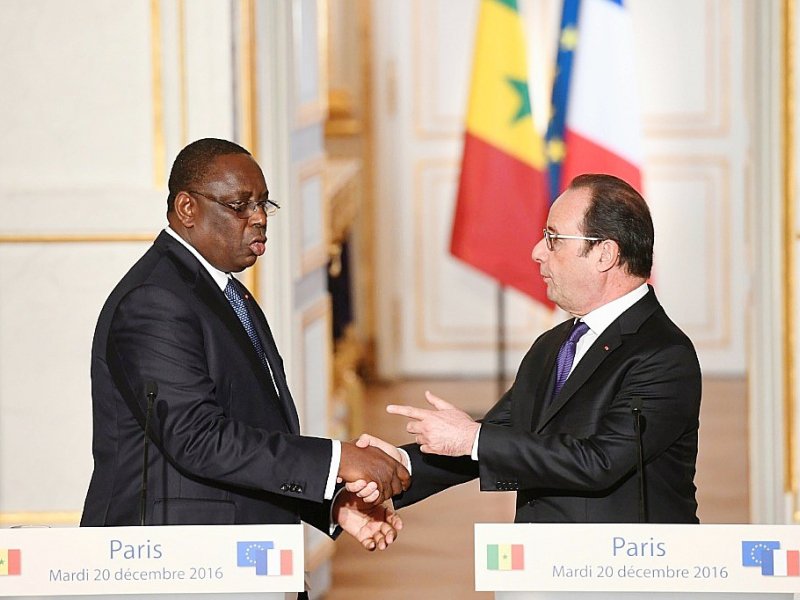 Le président François Hollande et son homologue sénégalais Macky Sall, le 20 décembre 2016 à l'Elysée, à Paris - ALAIN JOCARD [POOL/AFP/Archives]