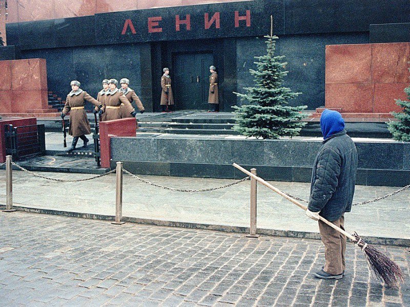 Relève de la garde au mausolée de Lénine sur la place Rouge à Moscou au moment de la chute de l'URSS, le 26 décembre 1991 - JANEK SKARZYNSKI [AFP/Archives]