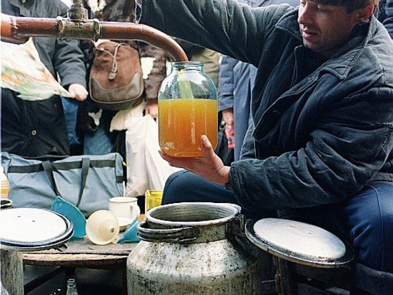Des Moscovites achète de l'huile de tournesol avant la libéralisation des prix suite à la chute de l'URSS, le 26 décembre 1991 à Moscou - JANEK SKARZYNSKI [AFP]