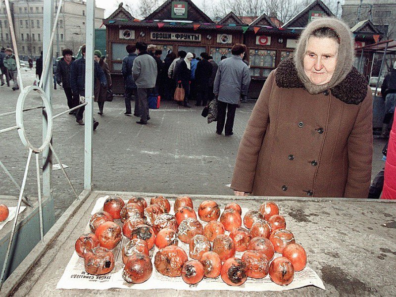 Un marché dans le centre de Moscou peu avant la chute de l'URSS, le 15 décembre 1991 - DAVID BRAUCHLI [AFP/Archives]