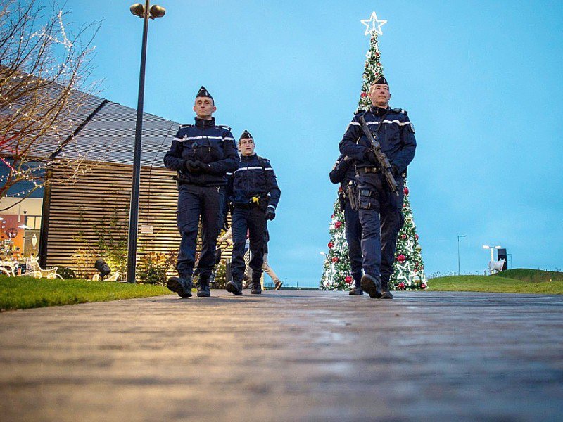 Des gendarmes à Tours sur un marché de Noël, le 23 décembre 2016 - GUILLAUME SOUVANT [AFP]