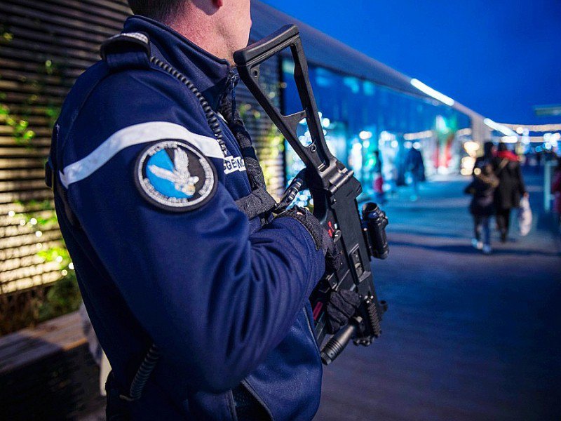 91.000 policiers, gendarmes et militaires mobilisés en France pour les fêtes de Noël comme ce gendarme à Tours, le 23 décembre 2016 - GUILLAUME SOUVANT [AFP]