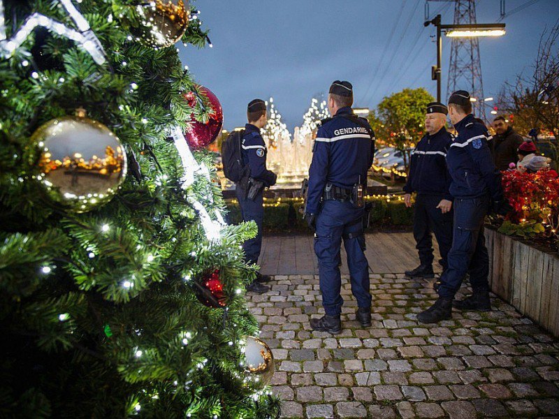 Des gendarmes patrouillent sur un marché de Noël à Tours, le 23 décembre 2016 - GUILLAUME SOUVANT [AFP]