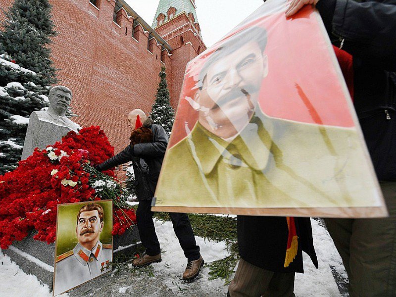 Des communistes russes rendent hommage à Staline à Moscou, sur la place Rouge au pied du Kremlin, le 21 décembre 2016 - Natalia KOLESNIKOVA [AFP]