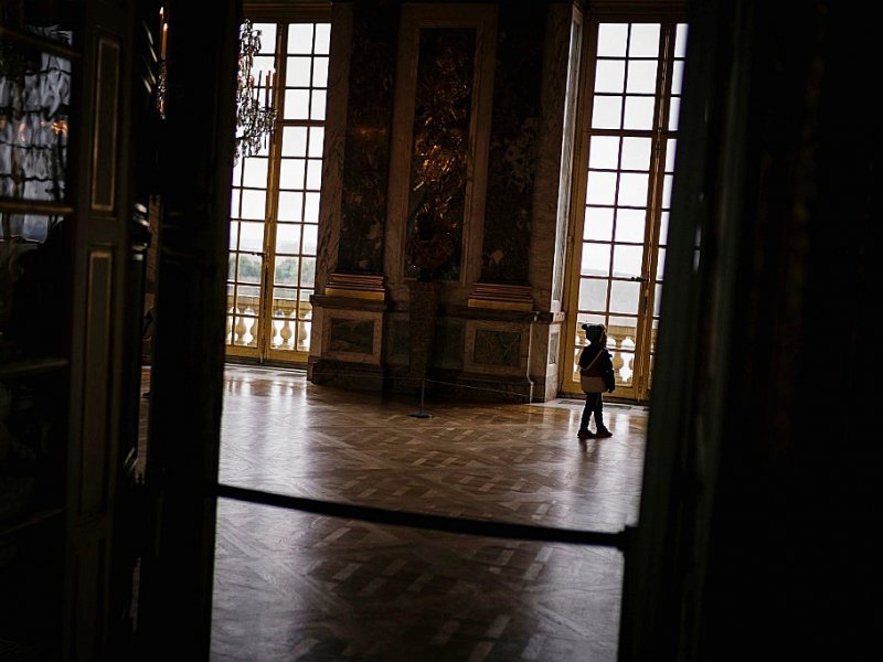 Un visiteur dans le Palais de Versailles, le 22 décembre 2016 - LIONEL BONAVENTURE [AFP]