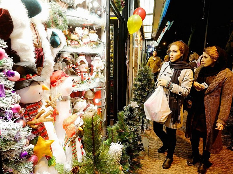 Des Iraniennes regardent les décorations de Noël dans des boutiques de Téhéran, le 24 décembre 2016 - ATTA KENARE [AFP]