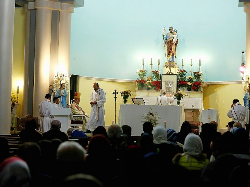 Des chrétiens iraniens assistent à la messe de minuit à l'église catholique Saint-Joseph, le 24 décembre 2016 à Téhéran - ATTA KENARE [AFP]