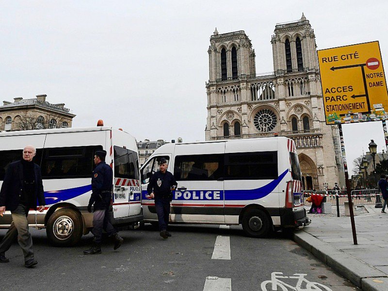 Des policiers en faction devant Notre-Dame à Paris, le 24 décembre 2016 avant la messe de minuit - MIGUEL MEDINA [AFP]