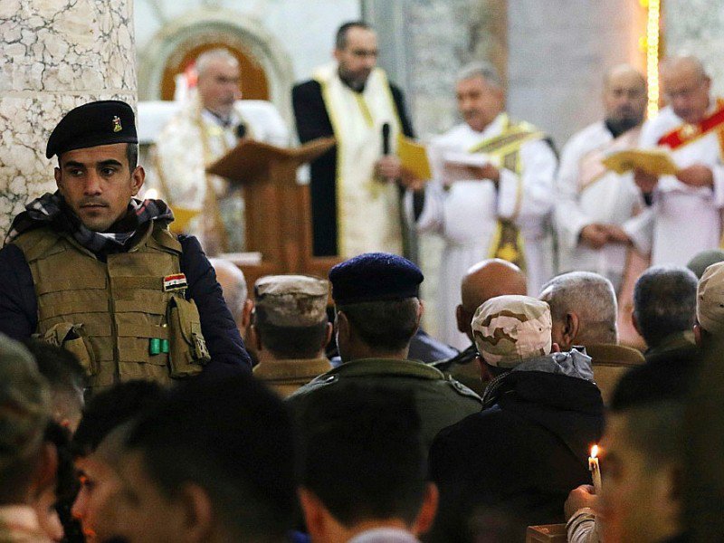 Un soldat irakien surveille la messe de Noël dans l'église Saint John à Qaraqosh, le 25 décembre 2016 - SAFIN HAMED [AFP]