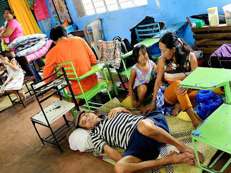 Des Philippins rassemblés dans une école après avoir été évacués de leur domicile en raison de l'arrivée du typhon Nock-Ten, le 25 décembre 2016 à Saint-Domingue - CHARISM SAYAT [AFP]