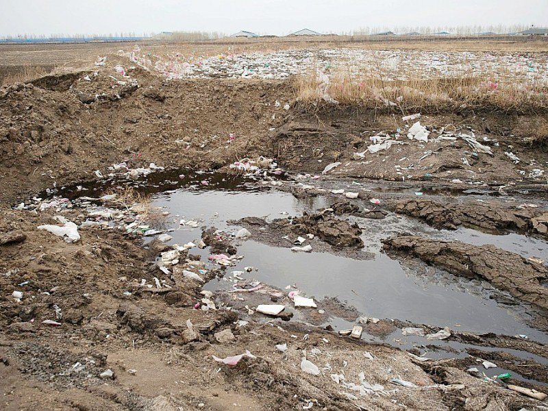 Le sol infiltré d'effluents  à proximité d'une ferme géante le 3 mai 2016 à Gannan en Chine - Nicolas ASFOURI [AFP]