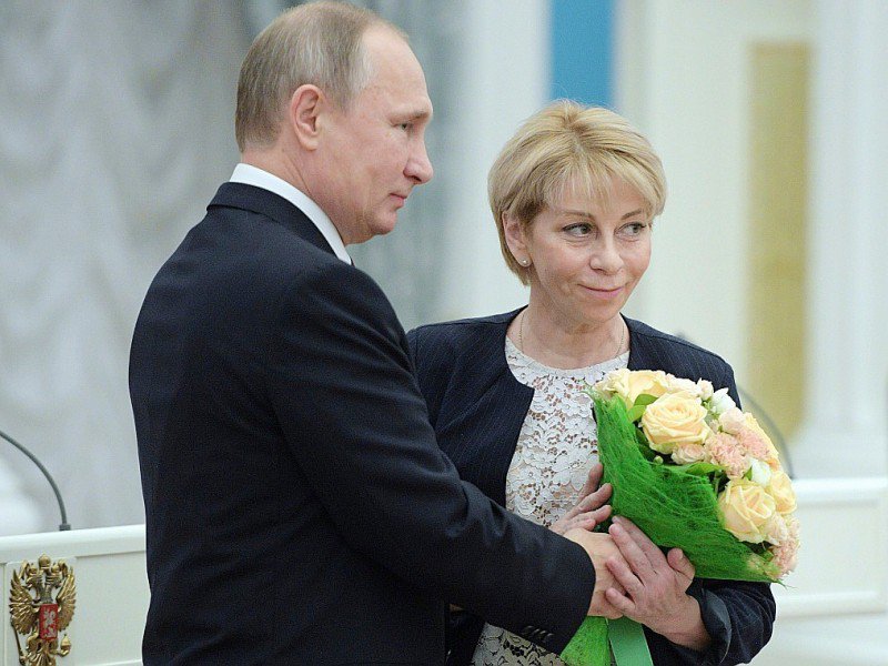 Le président russe Vladimir Poutine et Elizavéta Glinka, responsable d'une organisation caritative, le 8 décembre à Moscou - Alexei Druzhinin [SPUTNIK/AFP/Archives]