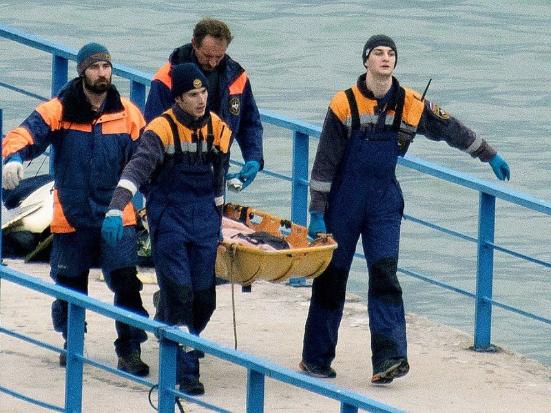 Le corps d'une victime du crash du Tupolev  Tu-154 en mer Noire, repêché par les secours au large de Sotchi - Ekaterina LYZLOVA [AFP]