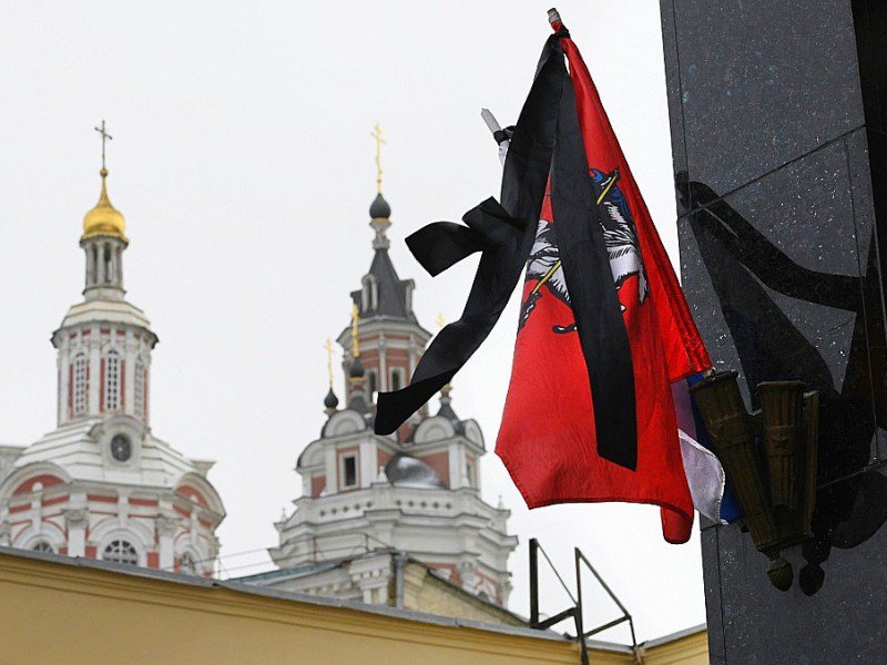 Le drapeau de la ville de Moscou en berne avec un crèpe noir le 26 décembre 2016 à Moscou - Natalia KOLESNIKOVA [AFP]