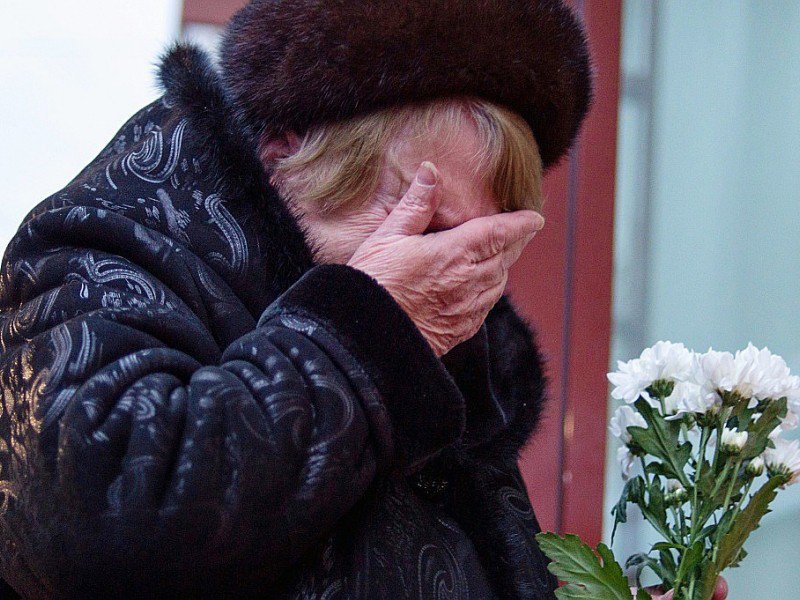 Une femme en pleurs le 25 décembre 2016 devant l'immeuble de l'Ensemble Alexandrov à Moscou - Alexander UTKIN [AFP]