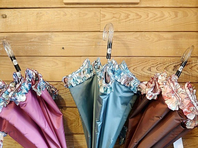 Mille parapluies sortent chaque année de  la fabrique de parapluies de Pau et 800 d'entre eux sont vendus directement au magasin - IROZ GAIZKA [STR/AFP]