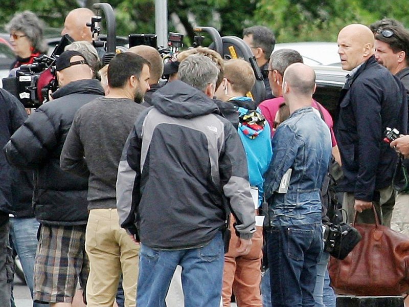 L'acteur américain Bruce Willis et son équipe lors du tournage d'un film le 2 juin 2012 à Budapest - ATTILA KISBENEDEK [AFP/Archives]
