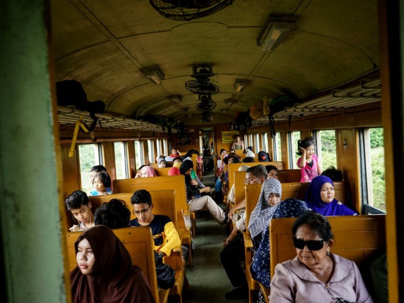 Les passagers du train de 12H33, le 21 novembre 2016 à Narathiwat dans l'extrême sud de la Thaïlande - AIDAN JONES [AFP]