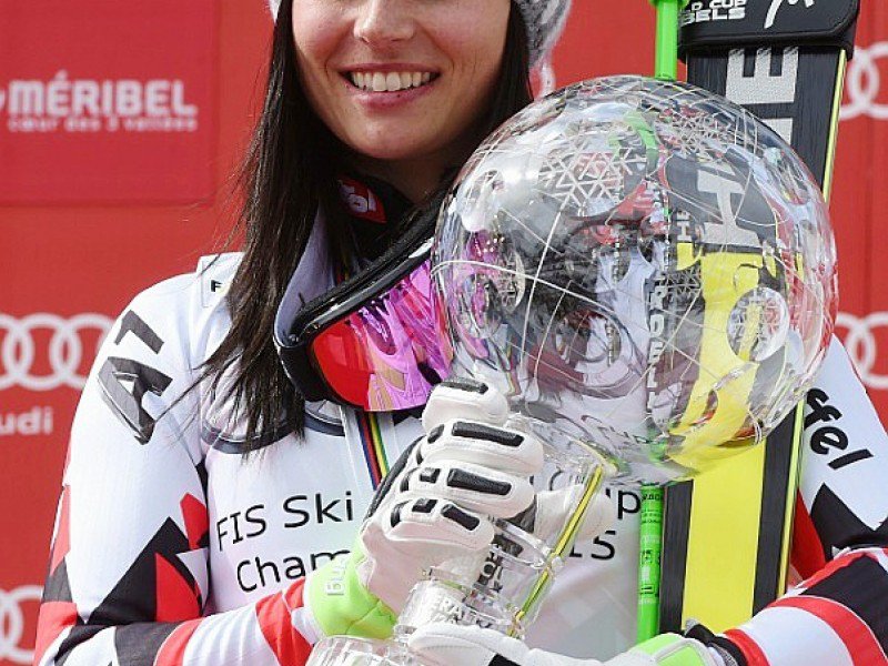 La skieuse autrichienne Anna Veith (ex-Fenninger) exhibe son globe de cristal à Méribel, le 22 mars 2015 - PHILIPPE DESMAZES [AFP/Archives]