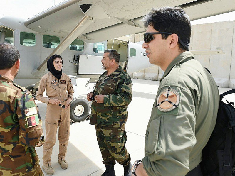 La première femme pilote afghane Niloofar Rahmani le 26 avril 2015 discute avec des collègues à Kaboul - SHAH MARAI [AFP/Archives]