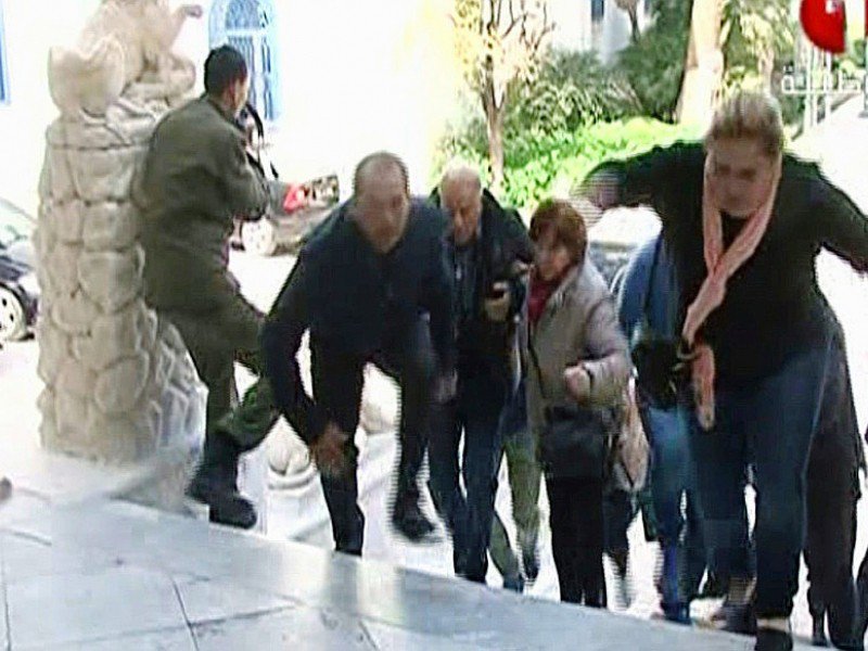 Des touristes s'échappent du musée du Bardo à Tunis le 18 mars 2015, alors qu'une attaque terroriste est en cours - - [TUNISIA 1/AFP/Archives]