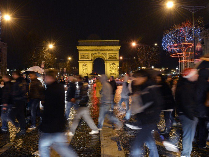 Des anonymes sur les Champs Elysées le 31 décembre 2012 à Paris - MIGUEL MEDINA [AFP/Archives]