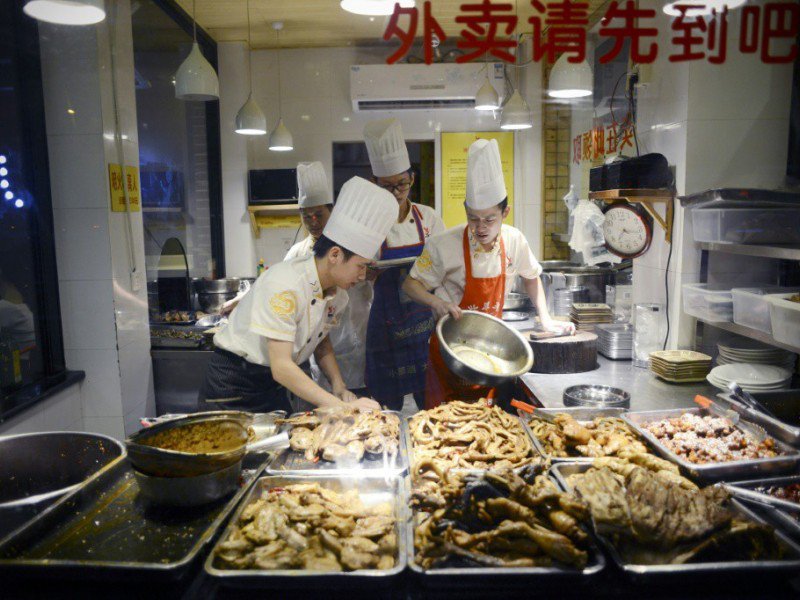 Des têtes de lapîn et autres mets cuisinés le 8 septembre 2016 dans un restaurant de Chengdu en Chine - WANG ZHAO [AFP]