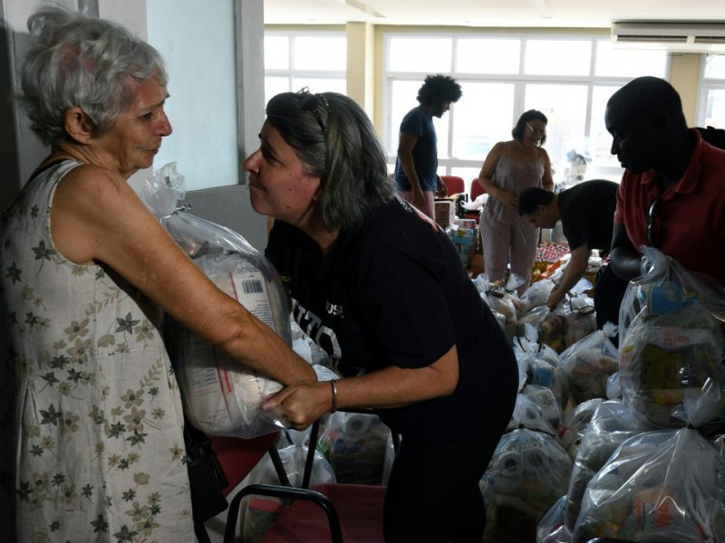 Distribution de nourriture à des fonctionnaires le 27 décembre 2016 dans l'immeuble d'un syndicat à Rio - VANDERLEI ALMEIDA [AFP]