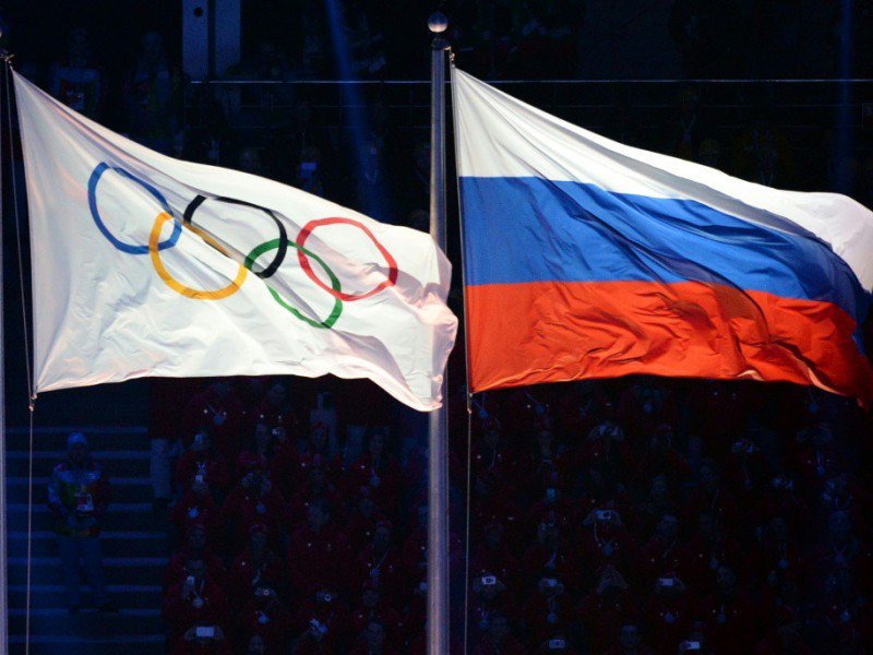 Photo du 7 février 2014 à Sochi, avec les drapeaux olympique et russe lors de la cérémonie d'ouverture  des Jeux de Sotchi - YURI KADOBNOV [AFP/Archives]