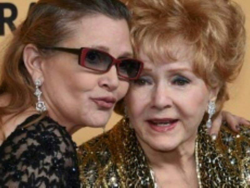 Debbie Reynolds et sa fille Carrie Fisher le 24 janvier 2015 à Los Angeles - [AFP/Archives]