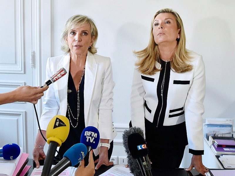 Les avocates de Jacqueline Sauvage, Janine Bonaggiunta et Nathalie Tomasini, lors d'une conférence de presse, le 12 août 2016 à Paris - ALAIN JOCARD [AFP/Archives]
