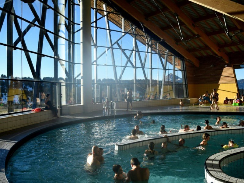 Des vacanciers à la piscine couverte le 28 décembre 2016 au Saisies - JEAN-PIERRE CLATOT [AFP]