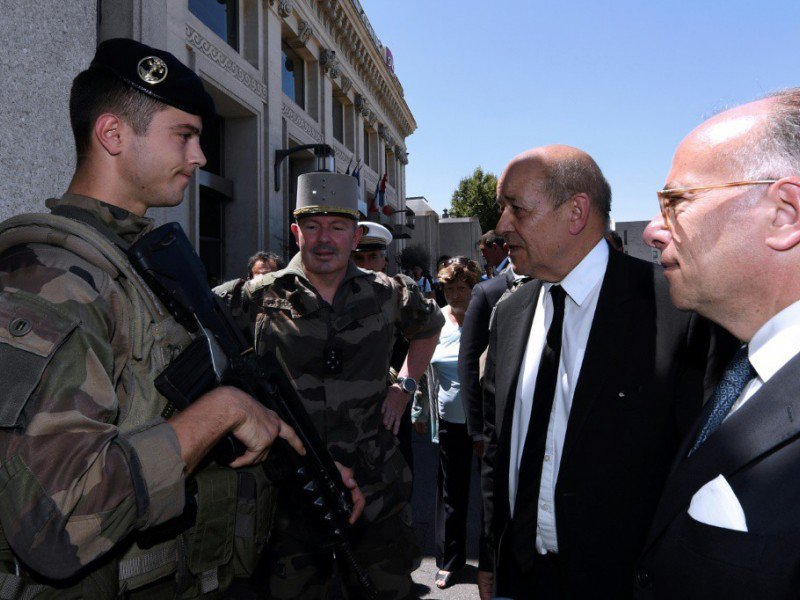 Jean-Yves Le Drian et Bernard Cazeneuve avec des soldats de l'opération Sentinelle le 18 juillet 2016 à Avignon - BORIS HORVAT [AFP/Archives]