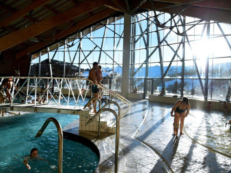 Une piscine couverte dans la station de ski des Saisies, le 28 décembre 2016 - JEAN-PIERRE CLATOT [AFP]