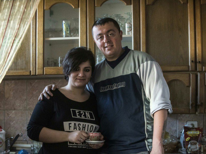Noora Arkavazi et son mari 
Bobi Dodevski le 21 décembre 2016 à leur domicile de Kumanovo en Macédoine - Robert ATANASOVSKI [AFP]