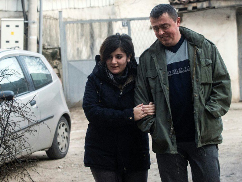 Noora Arkavazi et son mari 
Bobi Dodevski le 21 décembre 2016 devant leur domicile à  Kumanovo en Macédoine - Robert ATANASOVSKI [AFP]