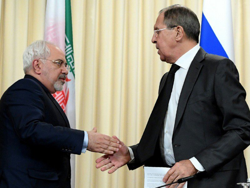 Les ministres iranien Mohammad Javad Zarif et russe Sergei Lavrov des Affaires étrangères le 20 décembre 2016 à Moscou - Natalia KOLESNIKOVA [AFP]