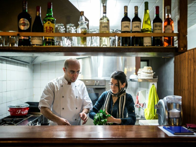 César et Rima Asfar, un couple de réfugié syrien, dans leur restaurant aux "Délices d'Alep" le 29 décembre 2016 à Tournus - JEFF PACHOUD [AFP]